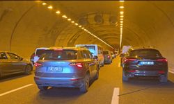İstanbul - Beykoz Kuzey Marmara Otoyolu'nda lastiği patlayan TIR devrildi