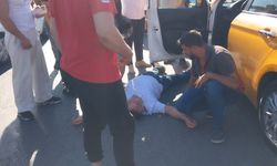 İstanbul - Beyoğlu'nda seyir halindeyken rahatsızlanan taksi şoförü aracını kenara çekip yola uzandı