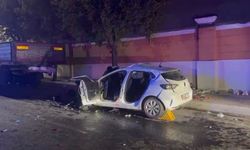 İstanbul -Büyükçekmece'de otomobil park halindeki TIR'a çarptı: 1 ölü, 4 yaralı