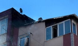 İstanbul - Esenler'de 5 katlı binanın çatısında çıkan yangın söndürüldü - 2 / Ek görüntüyle geniş haber