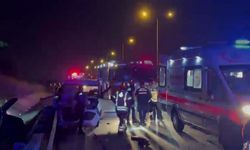 İstanbul - Eyüpsultan'da hafif ticari araç ile otomobil çarpıştı: 1'i ağır 2 yaralı