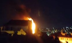 İstanbul- Fatih'te 3 katlı binanın çatısında çıkan yangın söndürüldü