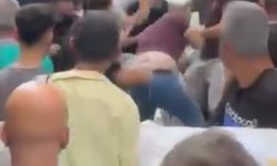 İstanbul - Fatih’te esnaf arasında tekme ve yumruklu meydan kavgası kamerada: Çekpasla saldırdı