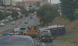 İstanbul - Gaziosmanpaşa'da yağmur sonrası kayganlaşan yolda kamyonet devrildi