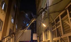 İstanbul -Kağıthane'de TIR kablolara takıldı; aydınlatma direği binaya yaslandı