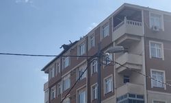 İstanbul- Kartal'da 7 katlı binanın çatısı rüzgar nedeniyle uçtu