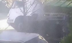 İstanbul - Sultangazi'de demir yüklü kamyon devrildi