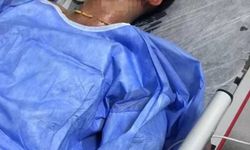 İstanbul - Sultangazi’de iki ailenin sokakta bıçaklı sopalı kavgası kamerada: 1 yaralı