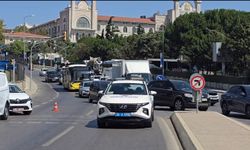 İstanbul - Üsküdar'da ağaç seyir halindeki otomobilin üzerine devrildi