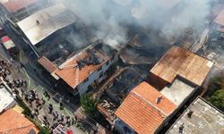 İzmir'de bir hurda deposunda çıkan yangın 4 eve de sıçradı/Ek fotoğraflar