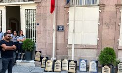 İzmir'de, kooperatif mağdurlarından 'mezar taşı' dövizli eylem