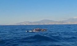 İzmir'de su alan bottaki 36 kaçak göçmen kurtarıldı; o anlar kamerada
