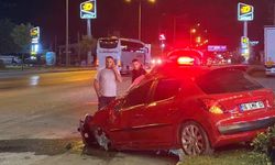 Kaldırıma çarptıktan sonra devrilen otomobilin sürücü yaralandı