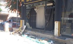 Kamyonete çarpan motosikletteki 2 kişi, iş yerinin vitrinine savruldu