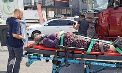 Kırmızı ışıkta bekleyen araçlara çarpan otomobilin sürücüsü ile eşi yaralandı