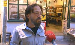Kitapları, dijital çağa yenilmesine dikkat çekmek için kafenin tavanına astı