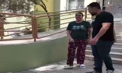 Kızına, kendilerini terk eden babasının fotoğrafını tabletin ekranına koyunca saldırmış
