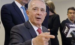Kolombiya'da mahkeme, eski Cumhurbaşkanı Uribe'ye verilen ev hapsi cezasını kaldırdı
