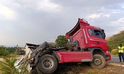 Kum yüklü TIR devrildi, sürücü yaralandı