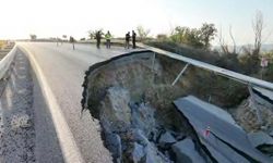 Kuşadası'nda çöken yol, istinat duvarı örüldükten sonra onarılacak