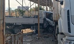 Lastiği patlayan kamyonet, fabrika bahçesindeki TIR'a çarptı; 2 yaralı
