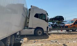 Lastiği patlayan TIR ile otomobil çarpıştı: 1 yaralı