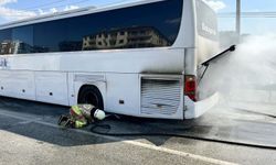 Manisa'da, seyir halindeki yolcu otobüsü alev aldı