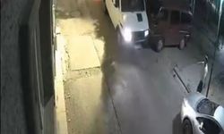 Minibüsüyle geri manevra yaparken, 2 otomobile çarpıp kaçtı; o anlar kamerada