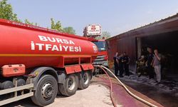 Mobilya imalathanesinin deposunda çıkan yangın söndürüldü; patlamalar kamerada