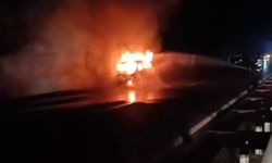 Motor kısmından alev alan otomobil yandı