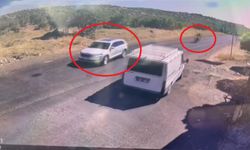 Motosikletin otomobile çarpıştığı kaza kamerada; 2 yaralı