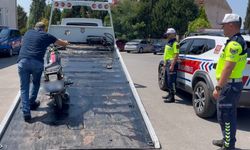 Motosikletini yüzüstü uzanıp kullanan sürücünün ehliyeti iptal edildi