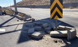 Motosikletiyle yol ayrımındaki parke taşlarına çarpan sürücü yaralandı