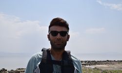 Müzik öğretmeni, kendi yaptığı tekne ile Van Gölü'nde çöp topladı