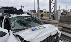 Otomobil, otoyol gişelerinin beton bariyerine çarptı: 1 ölü, 4 yaralı
