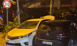 Otomobil, park halindeki 3 araca çarptı; alkollü sürücü yaralı