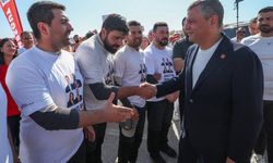 Özgür Özel: Fotoğraftan Atatürk'ü silenleri millet kalbinden silmiştir