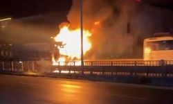 Polisin yanan kamyona belediyenin sulama tankeriyle müdahalesi kamerada