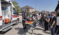 Refüje çarpan otomobil taklalar attı; kaza kamerada