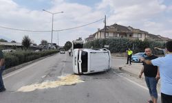 Refüje çarpıp takla atan hafif ticari araç, karşı yöne geçti; 2 yaralı