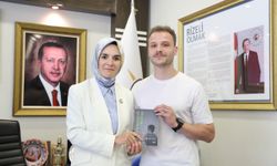 Rize- Devlet korumasında yetişti, hayat hikayesini yazdığı kitabını Bakan Göktaş'a hediye etti /Video eklendi