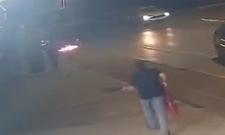 Seyir halindeki otomobilin alev alev yanması kamerada