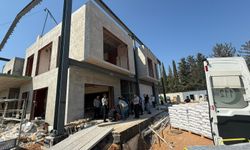 Su deposunda merdivenden düşüp, bacağı kırılan işçiyi itfaiye kurtardı