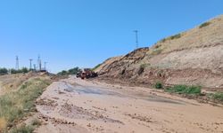 Sulama kanalından akan su ve çamur, yolu kapattı
