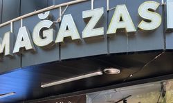 Sürücü rahatsızlanınca kamyonet, araca çarpıp mağazaya daldı; olay anı kamerada