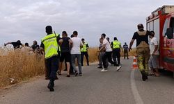 Takla atan otomobilin sürücüsü öldü, kaza yerine gelen yakınları araçta hafif yaralanan kişiye saldırdı