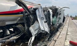 Tanker önce yön levhasına ardından bariyere çarptı; TEM'de ulaşım aksadı