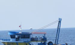 TCG Bozcaada, yardım çağırısı alınan teknedeki vatandaşı kurtardı