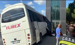Tekirdağ'da servis midibüsü, OSB’nin tabela direğine çarptı; 19 yaralı