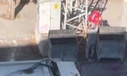 Temizlik işçisinin bayrak hassasiyeti
